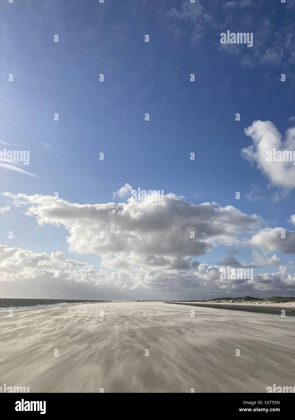 clima ventoso con una tormenta de arena en la playa Foto de stock