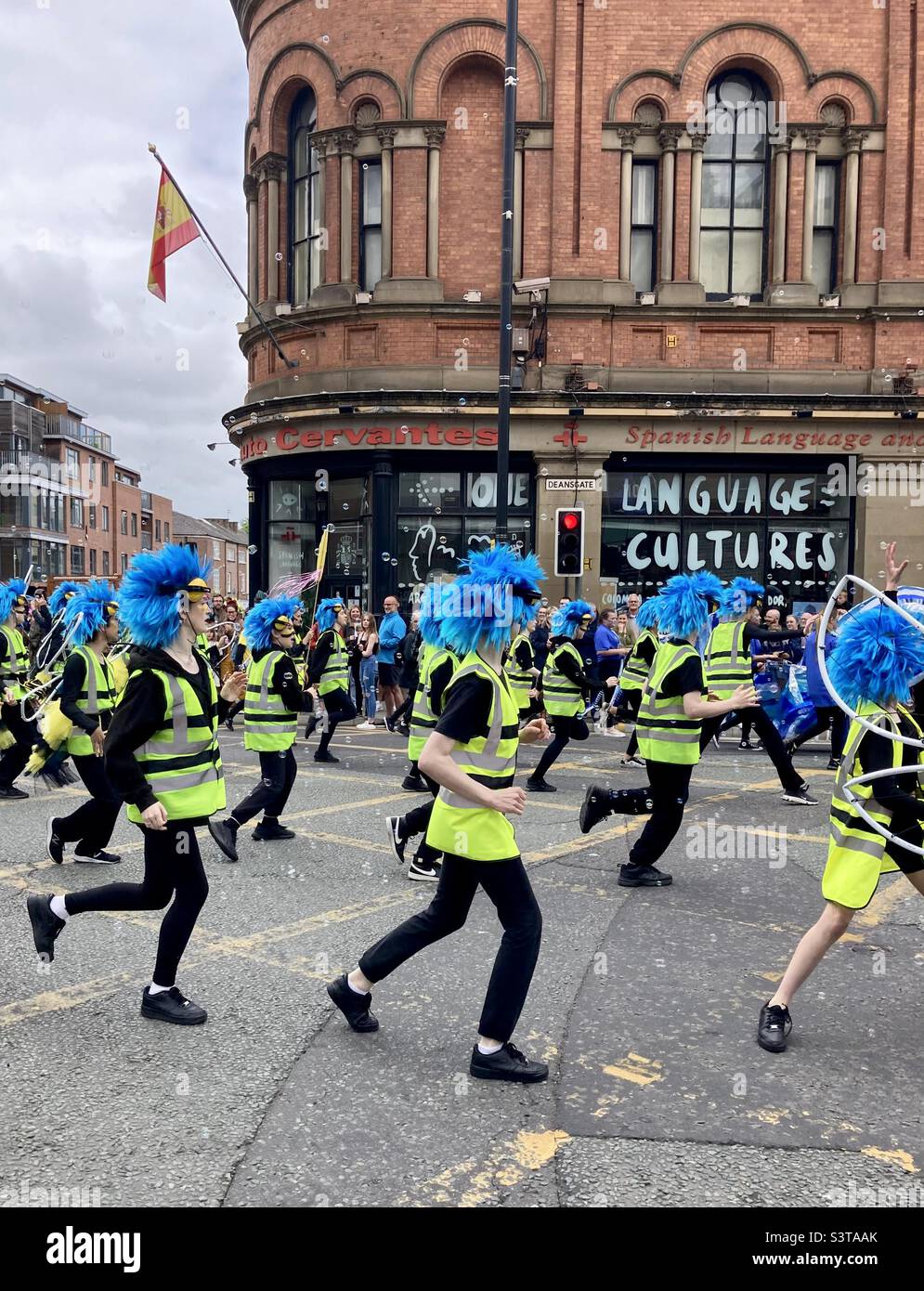 Ocupadas abejas azules en el desfile del Día de Manchester 2022 Foto de stock