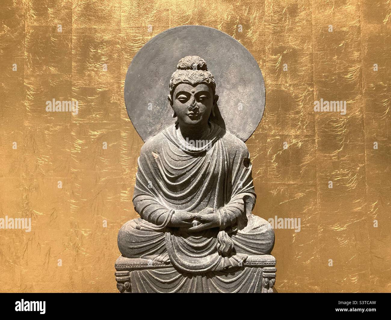 Estatua de Buda en el Museo Etnológico del Foro Humboldt de Berlín, Alemania Foto de stock