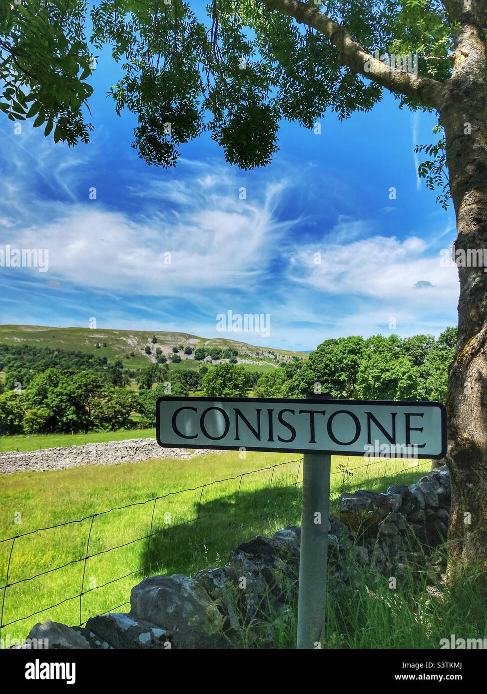 Señal de carretera hacia Conistone en Yorkshire Dales Foto de stock