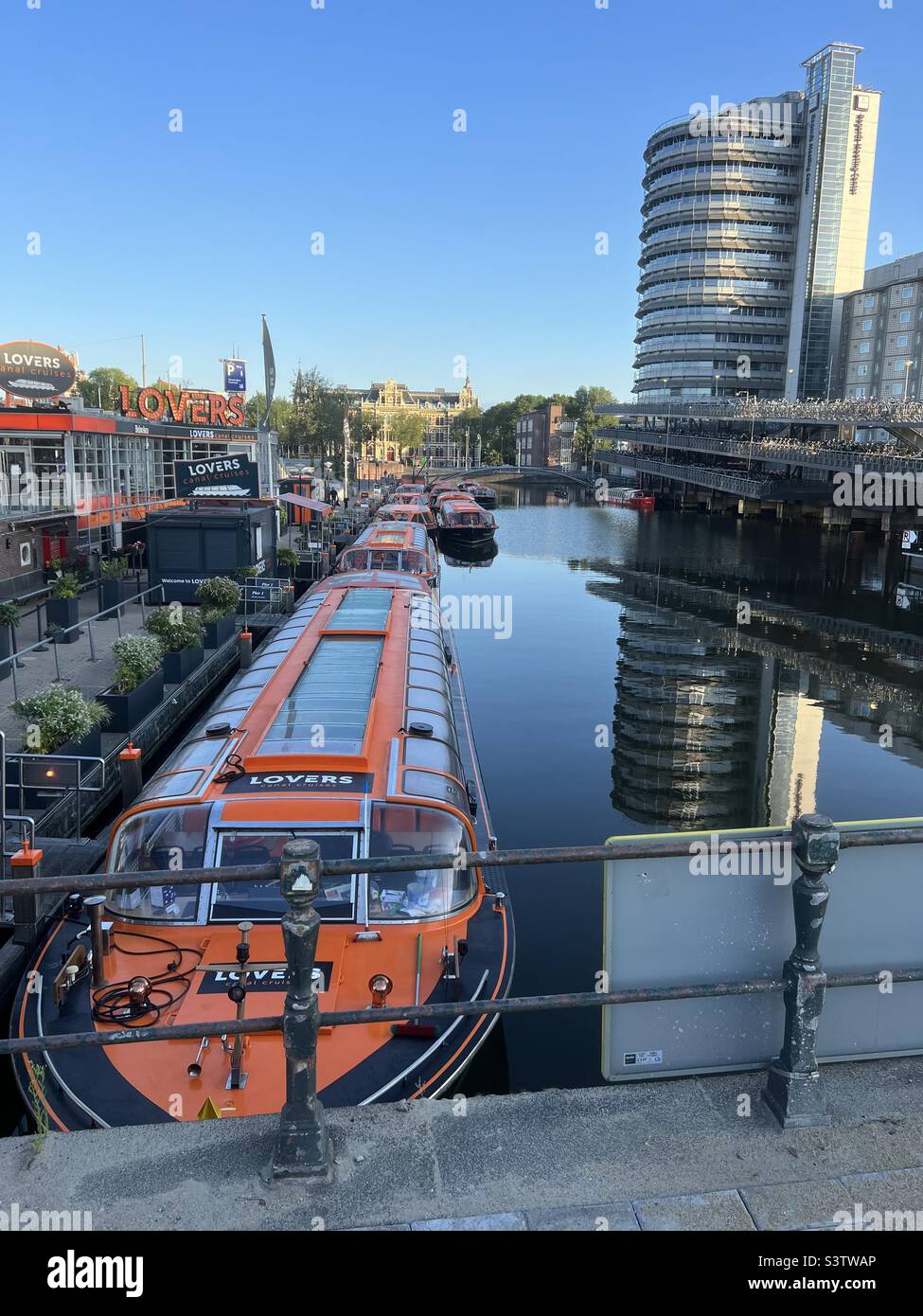 Barcos de canal en Amsterdam Foto de stock