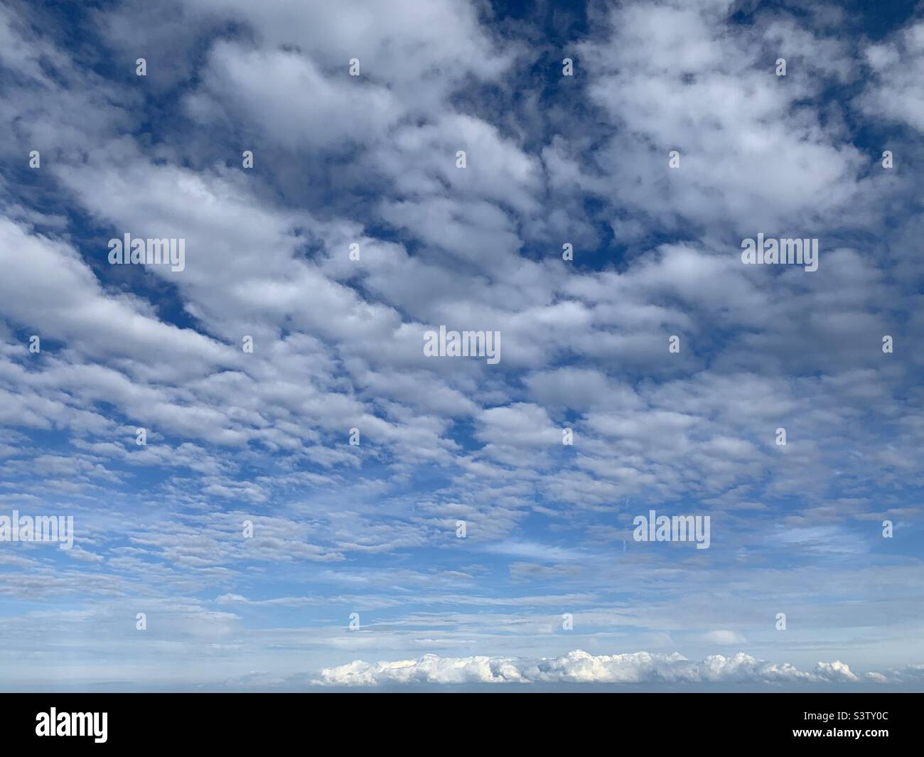 Formaciones nubosas en un gran cielo Foto de stock