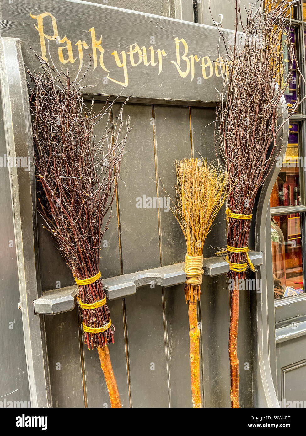 Palos de escoba fuera de la tienda Harry Potter, york Fotografía de stock -  Alamy