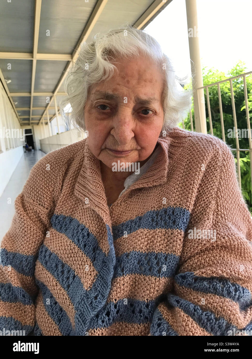 Retrato de una anciana en un hogar de ancianos Foto de stock