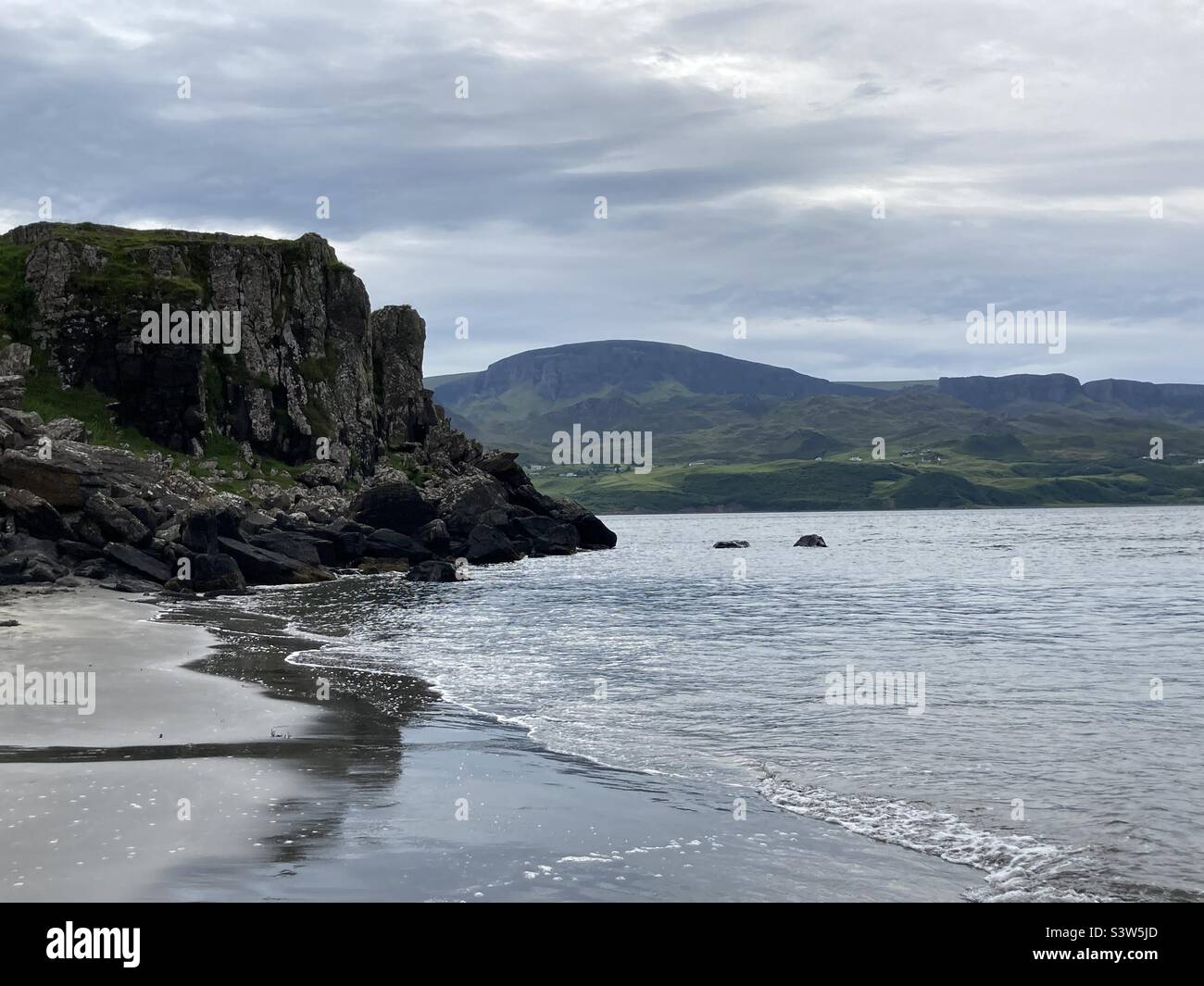 Vista de la playa escocesa en la isla de Skye en un día ventoso Foto de stock