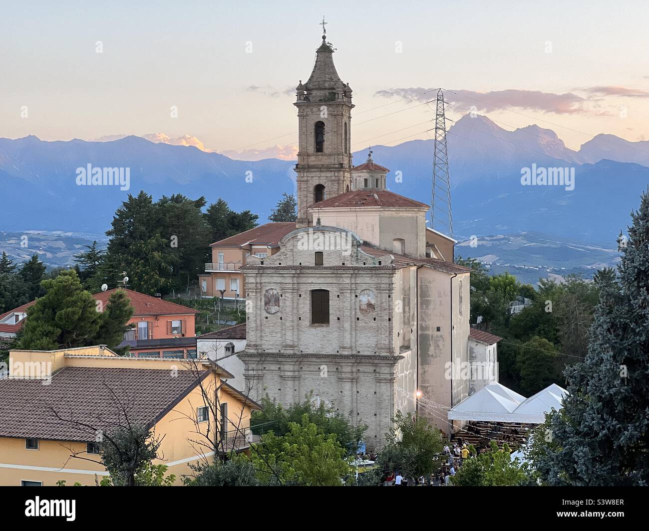 A finales de verano, vista nocturna sobre la iglesia de Madonna dell’Alno con la montaña Gran Sasso en la parte trasera Foto de stock