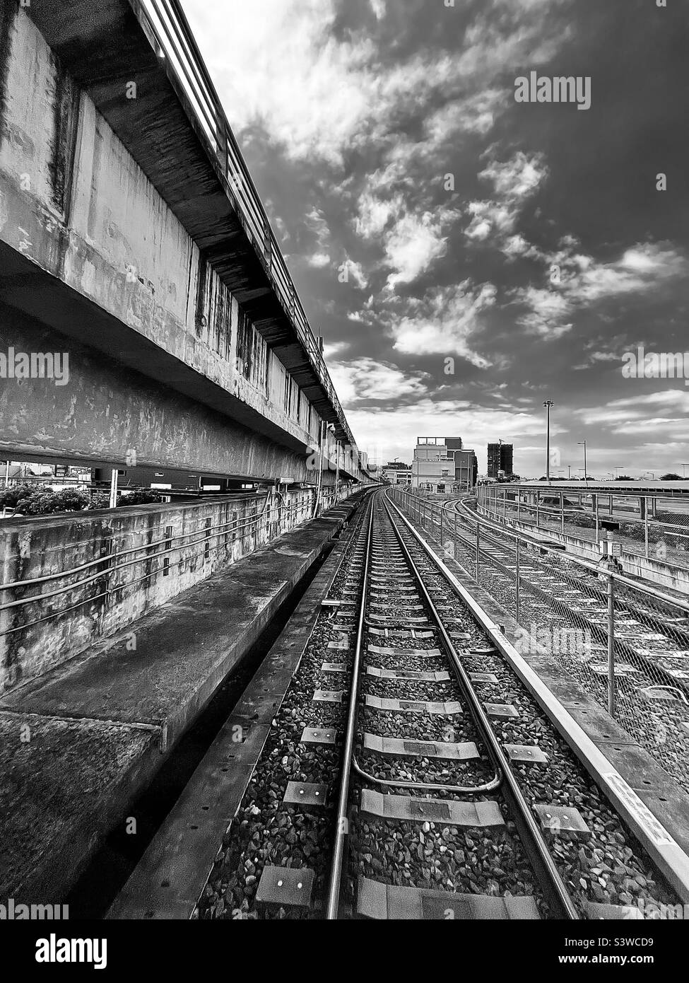Viaje en tren. Blanco y negro. B&w.. Taichung Taiwán. Tránsito Rápido de Masa de Taichung Foto de stock
