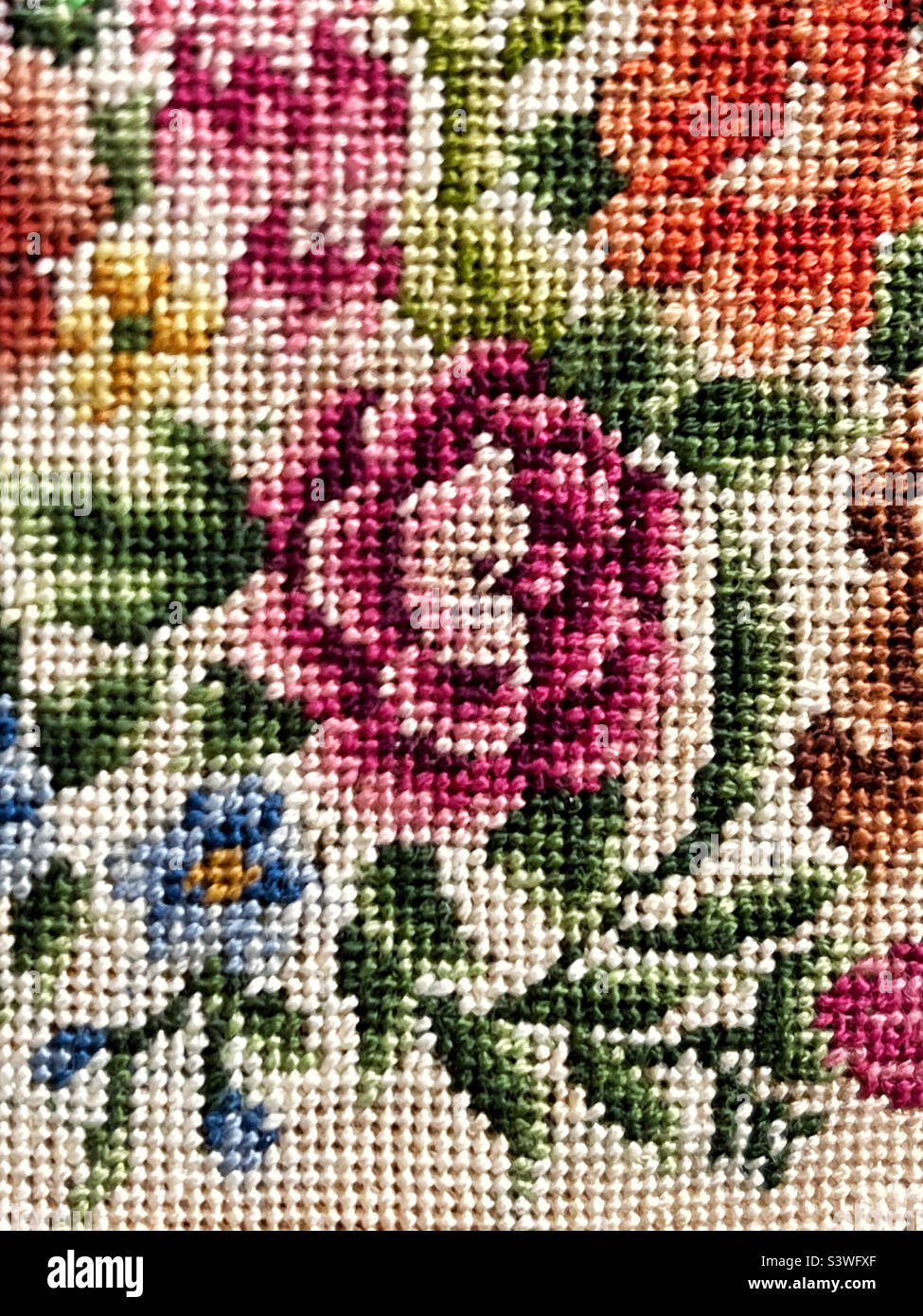 Detalle de bordado floral vintage con punto de cruz Foto de stock