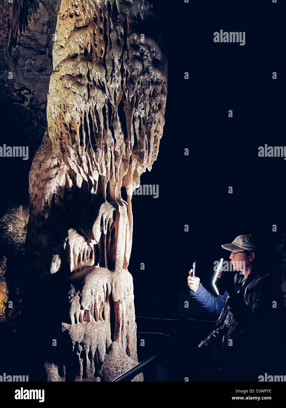 Fotografiando estalactitas en la caverna Carlsbad, Nuevo México Foto de stock