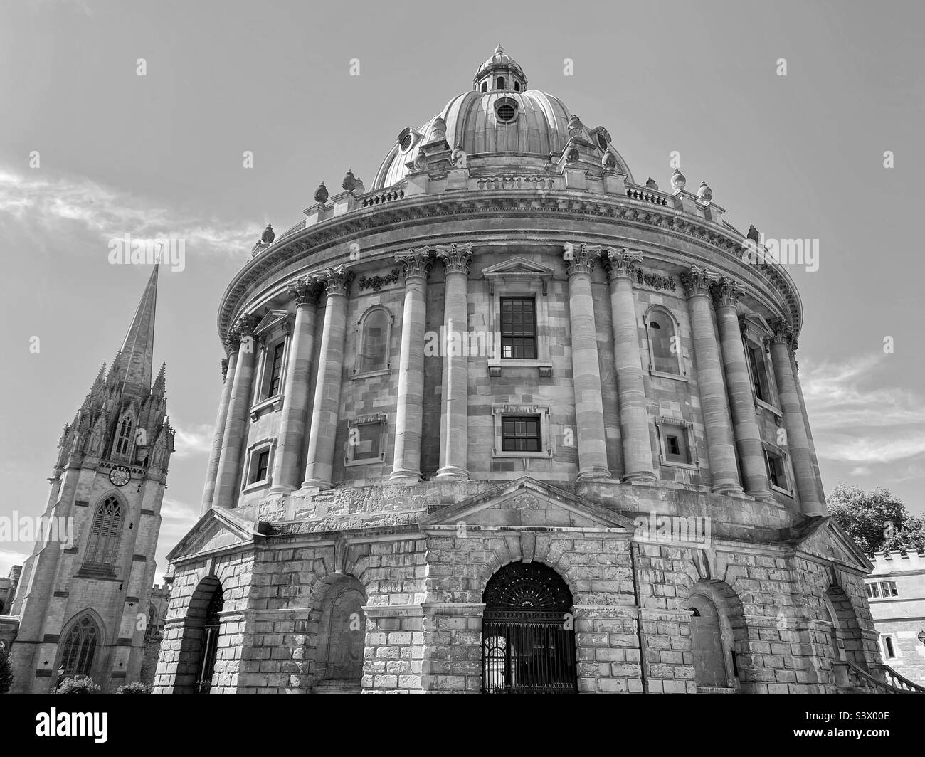 El edificio Radcliffe Camera en el área universitaria de Oxford, Inglaterra. Este edificio no es una cámara, sino una biblioteca y un área de lectura para los estudiantes universitarios. Foto ©️ COLIN HOSKINS. Foto de stock