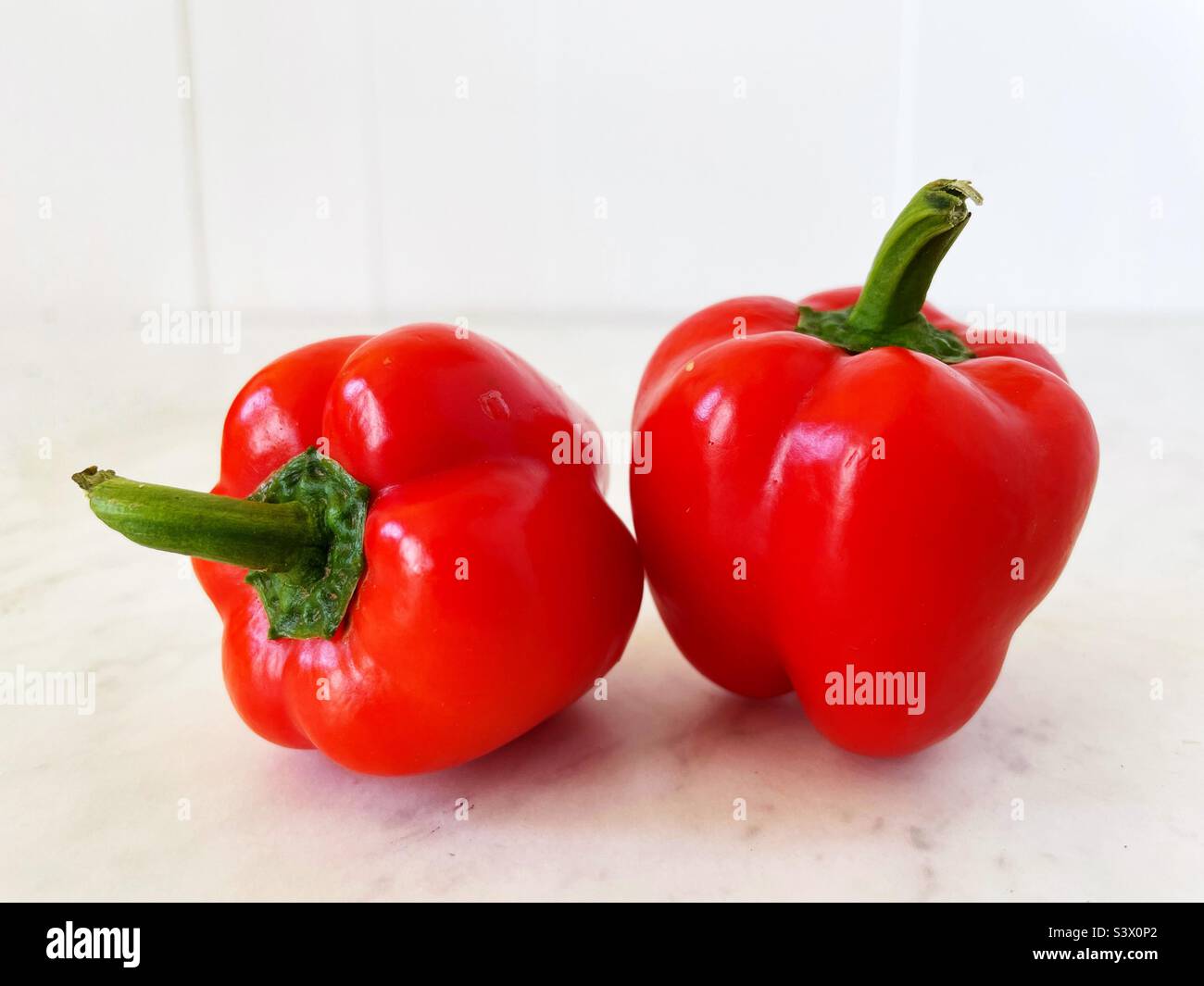 Pequeños pimientos rojos frescos del jardín. Foto de stock