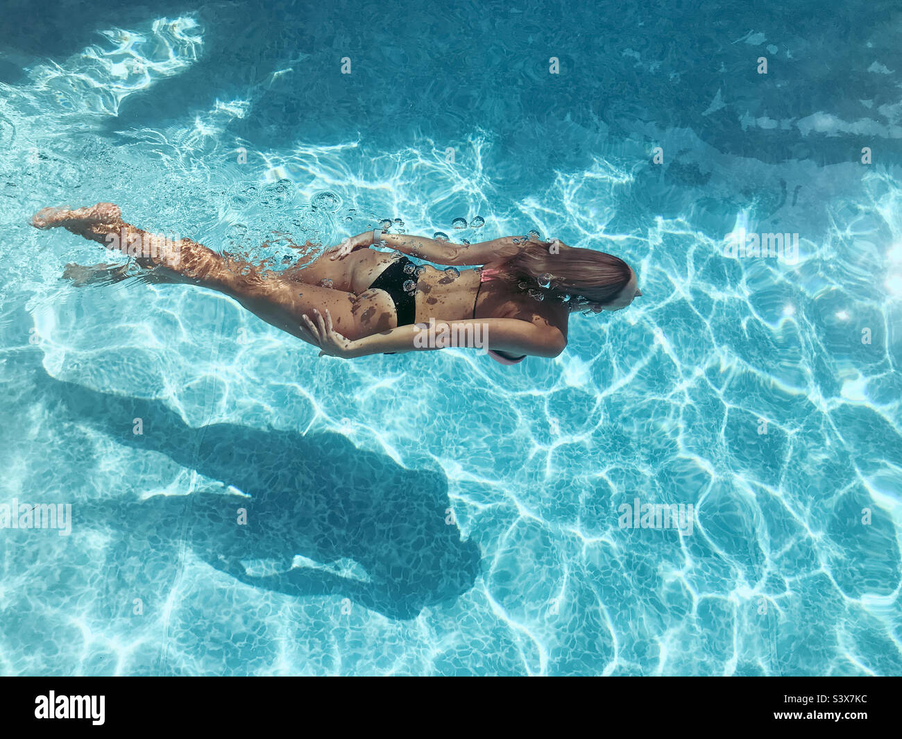 Woman in bikini under swimming pool activity fotograf as e