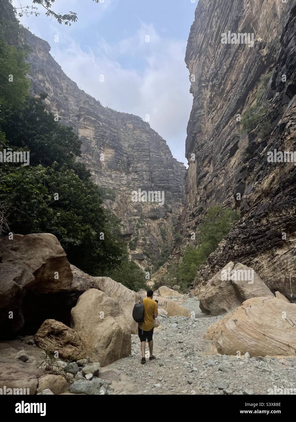 Wadi Lajab, en Jazan, un hombre caminando Foto de stock