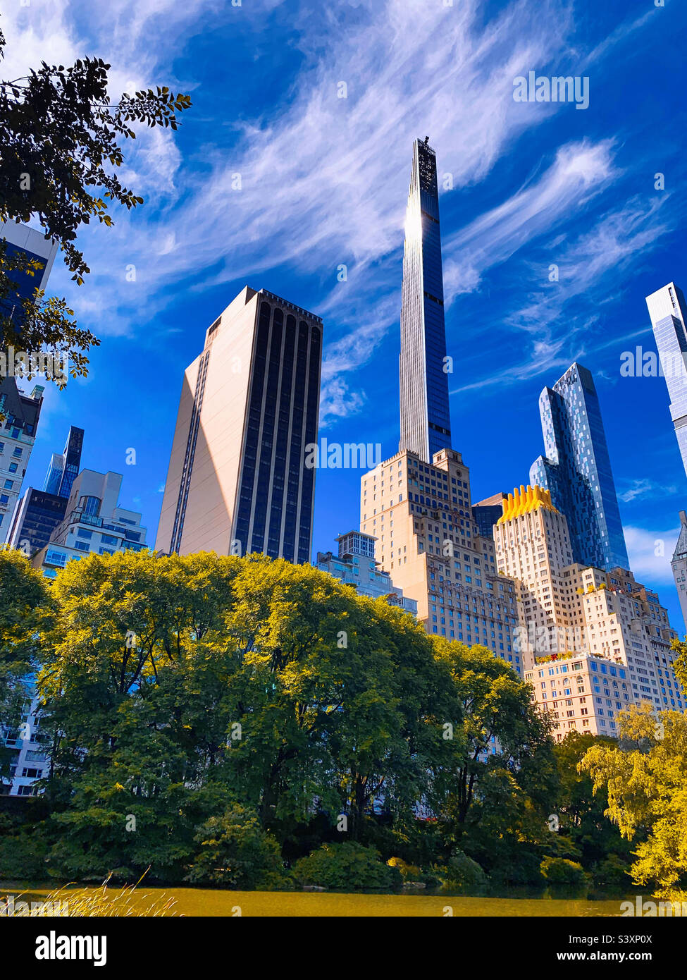 La torre steinway de la ciudad de Nueva York y otros condominios de lujo vistos desde Central Park en una soleada tarde de otoño, 2022, EE.UU Foto de stock