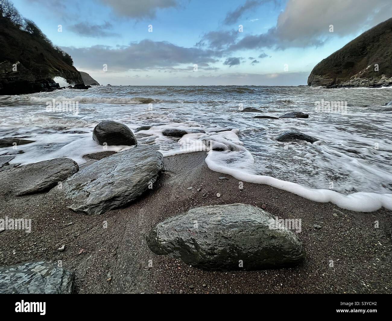 Las olas se extienden sobre las rocas de Lee Bay en Somerset English en la playa en invierno Foto de stock