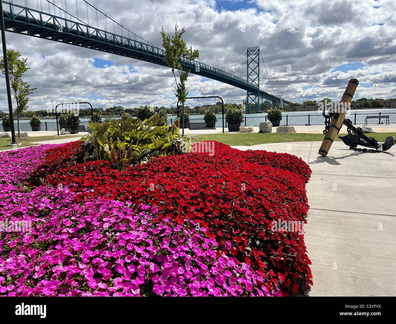 El puente Ambassador sobre los hermosos jardines florecidos de Riverside Park, Detroit, Michigan. El rosa y rojo Petunias, Touch-me-nots, y la impaciencia floreciendo es una vista hermosa para ver. Foto de stock