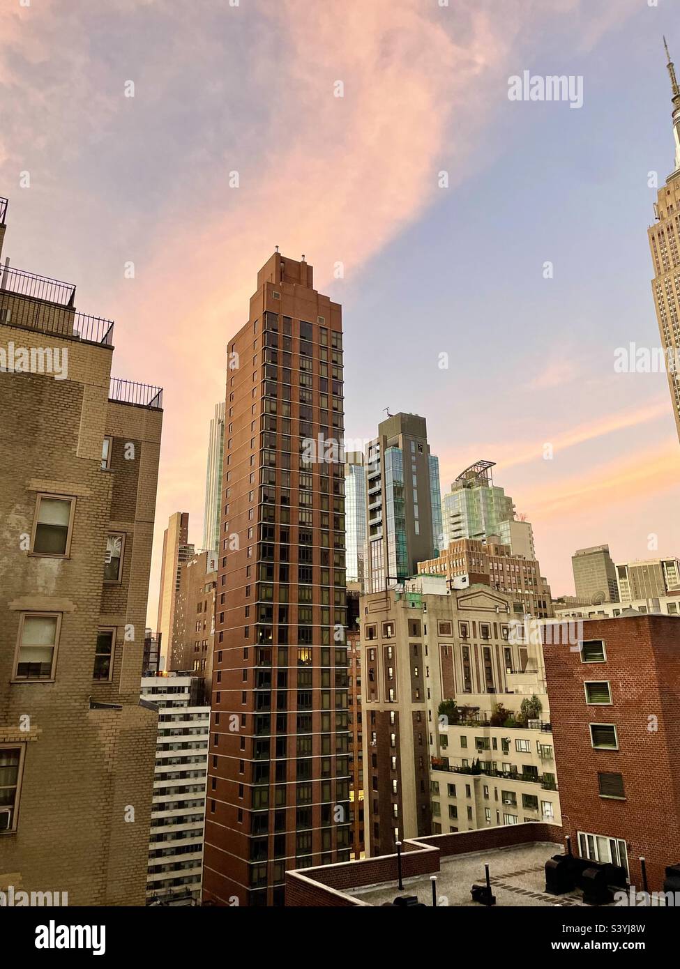 Cielo del amanecer sobre manhattan fotografías e imágenes de alta
