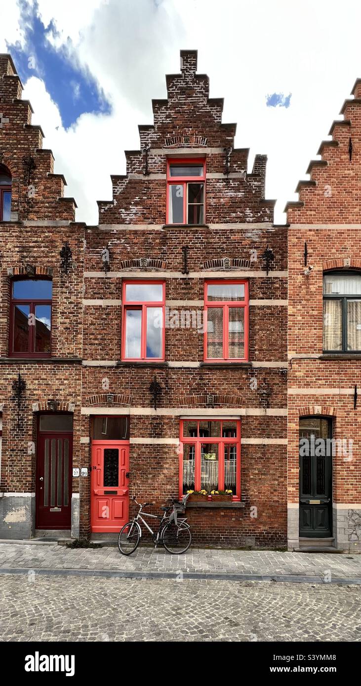 Antigua casa de pueblo en Brugges con bonita fachada de ladrillo Foto de stock