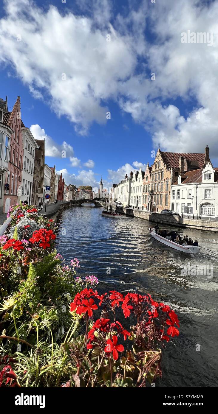 Barco crucero por el canal en el casco antiguo de Brugges Foto de stock
