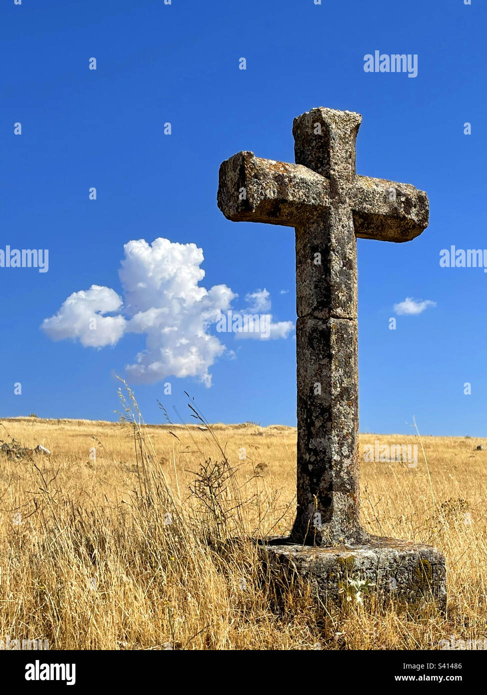Cruz de piedra cruces fotografías e imágenes de alta resolución - Alamy