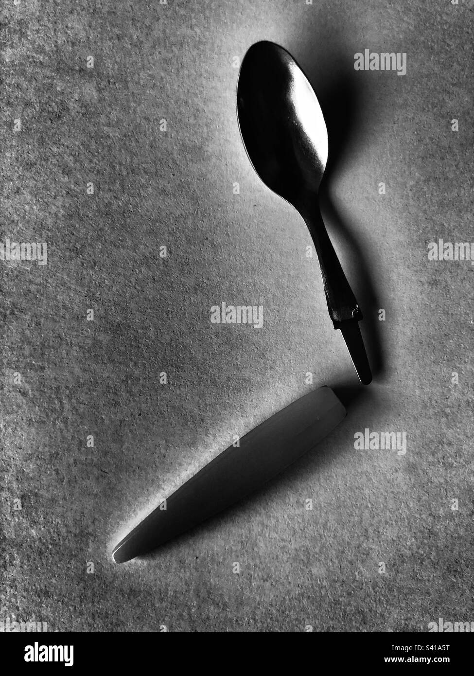 Dramática imagen de bodegón de una cucharadita rota Foto de stock