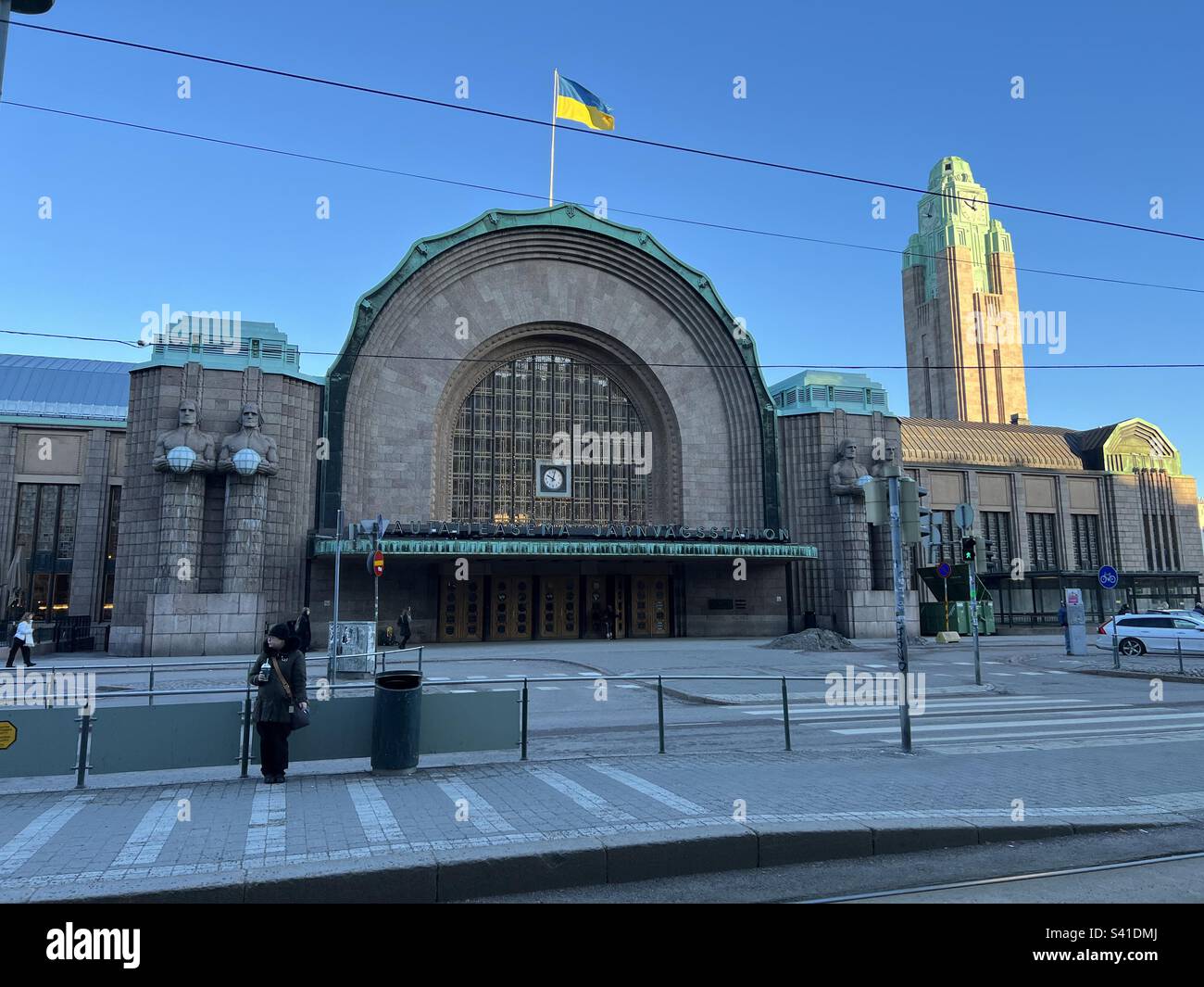 Frente a la estación central de tren de Helsinki Foto de stock