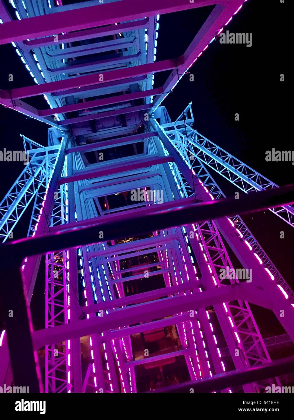 Upshot de Ferris wheels top por la noche Foto de stock