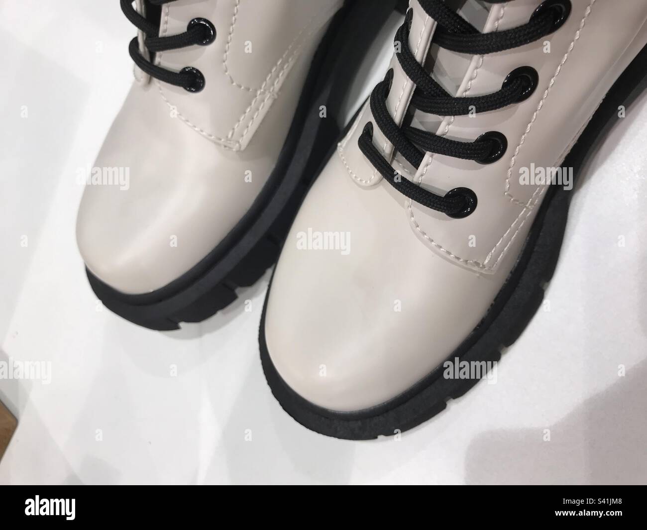 botas de invierno blancas modernas con cordones negros Fotografía de stock  - Alamy