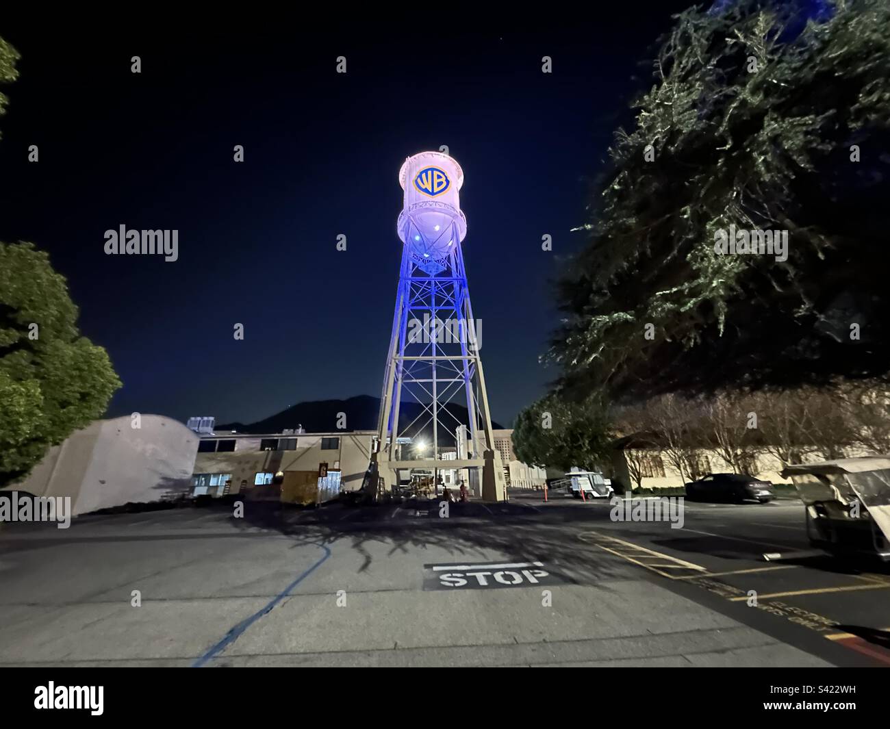 La icónica torre de agua Warner Bros, Studios iluminada por la noche
