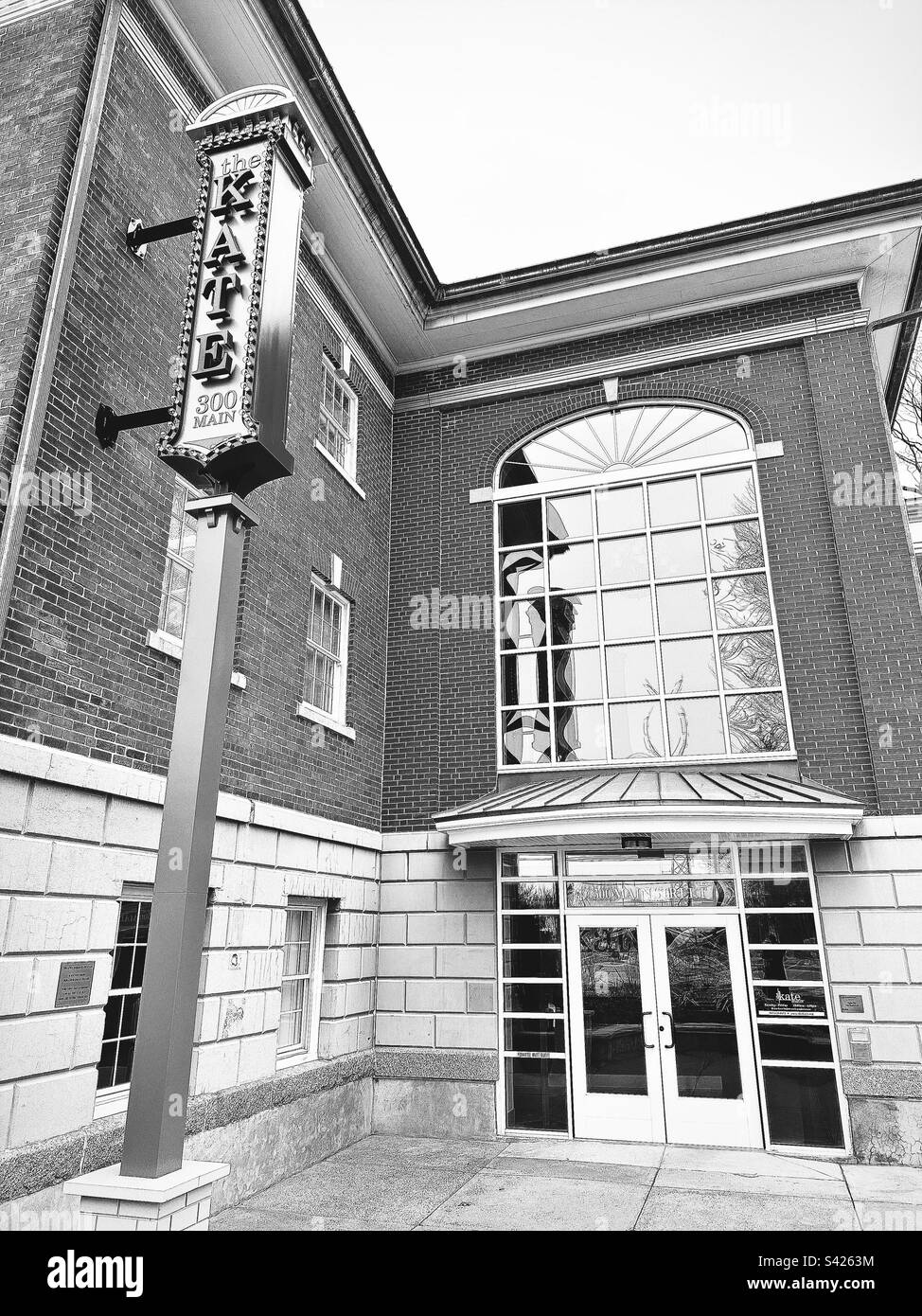 Foto en blanco y negro de Kate: Katherine Hepburn Cultural Arts Center en Old Saybrook, Connecticut, EE.UU. Filtro Hipstamatic. Foto de stock