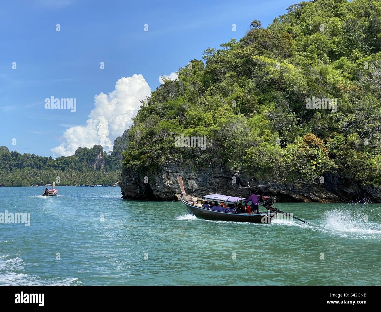 Barcos largos a la vuelta de la esquina en la ruta a Railay Beach en el sur de Tailandia Foto de stock
