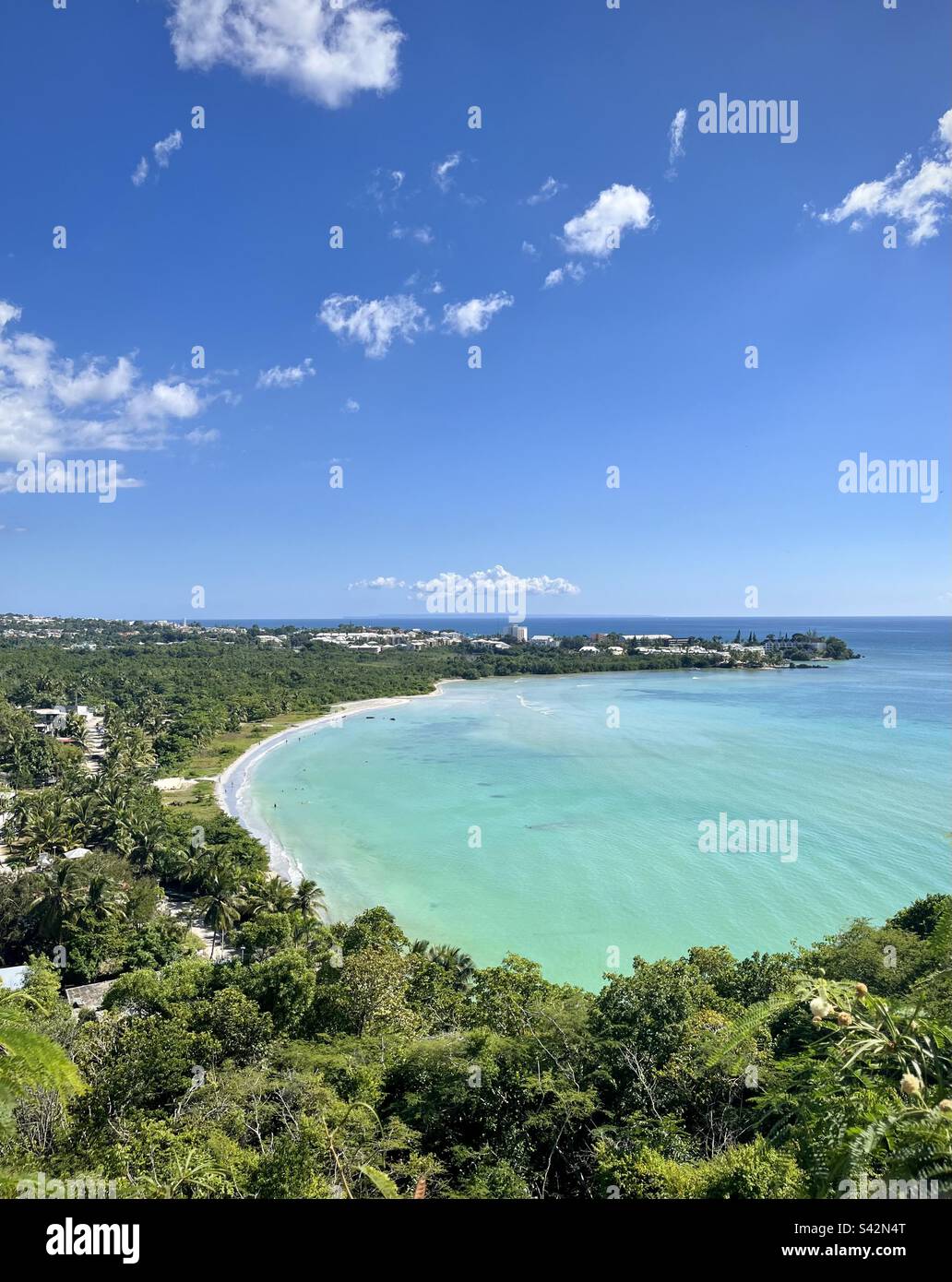 Vista alta de una bahía en las Antillas Francesas. Foto tomada en Guadalupe en diciembre de 2022 Foto de stock