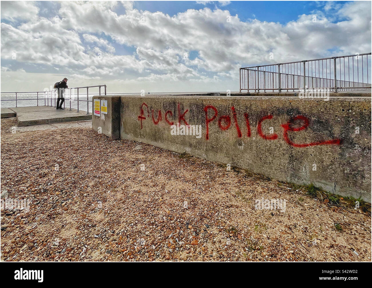 Sentimientos anti-policía rociados en una pared en la playa de Felixstowe Foto de stock