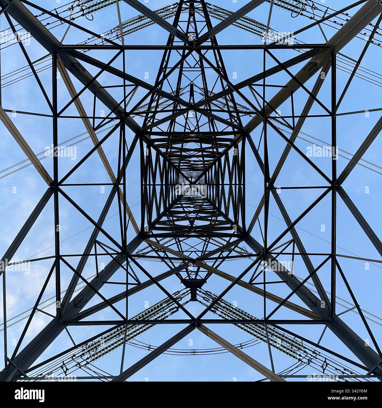 Vista ascendente del pilón de electricidad Foto de stock