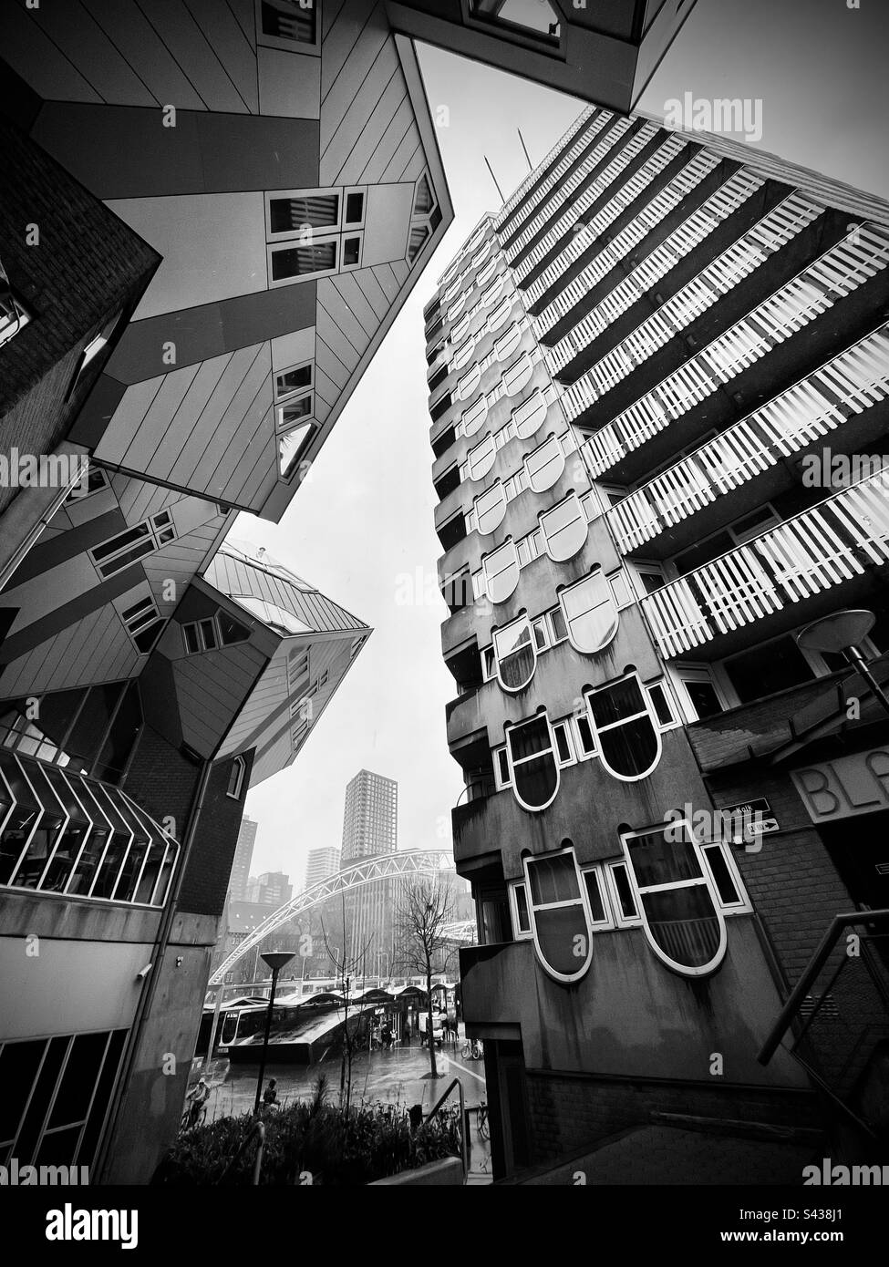 Kubus, Cube House, Rotterdam, Nederlands, Países Bajos, Arquitectura, B&N, Blanco y negro, Blaak, edificios, Puente, río, puerto viejo, abstracto Foto de stock