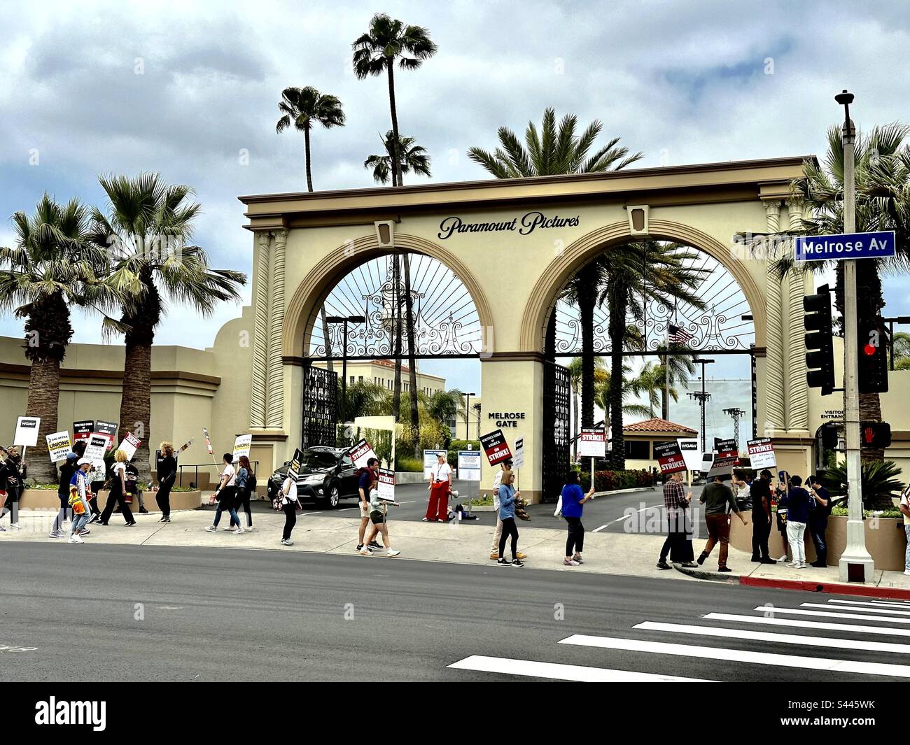 Huelga de escritores en 2023 en Paramount Studios en Hollywood, California. Foto de stock