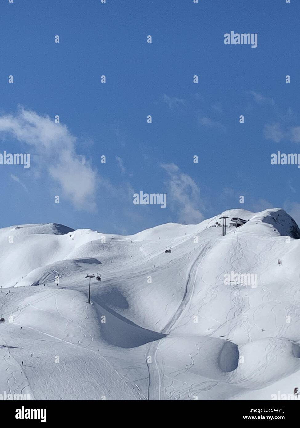 Góndolas austriacas subiendo la montaña durante la temporada de esquí de invierno Foto de stock