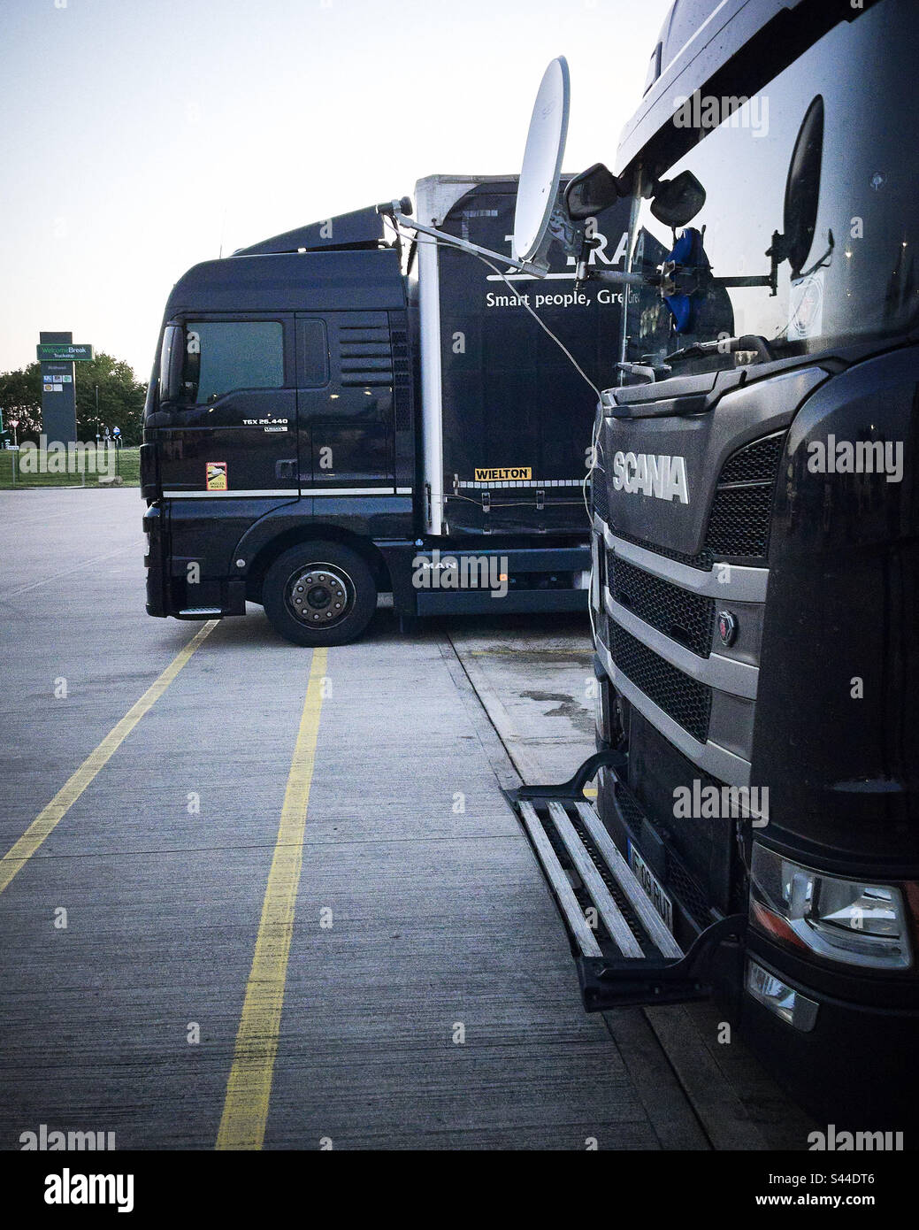 Los conductores de camiones europeos de larga distancia aparcaron para pasar la noche en Rothwell Truck Stop. Foto de stock