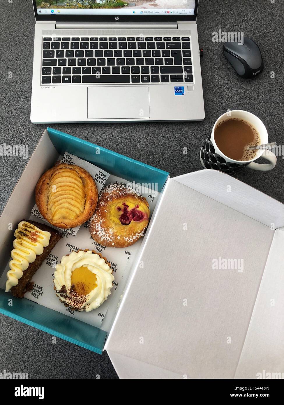 Elección de pasteles especiales, café y pausa para pasteles en el trabajo, trabajando desde casa Foto de stock