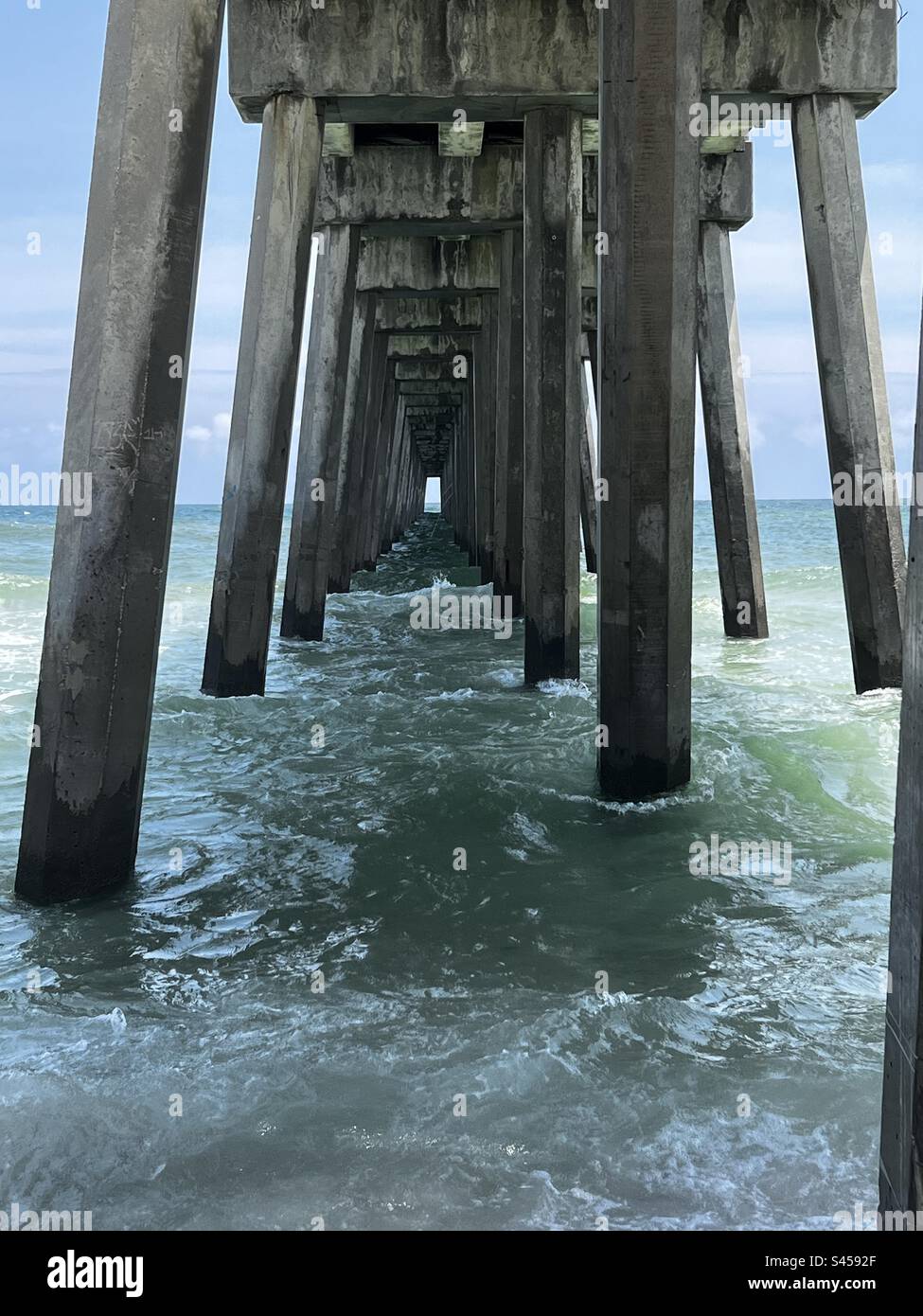 Bajo el muelle en el Golfo de México Foto de stock