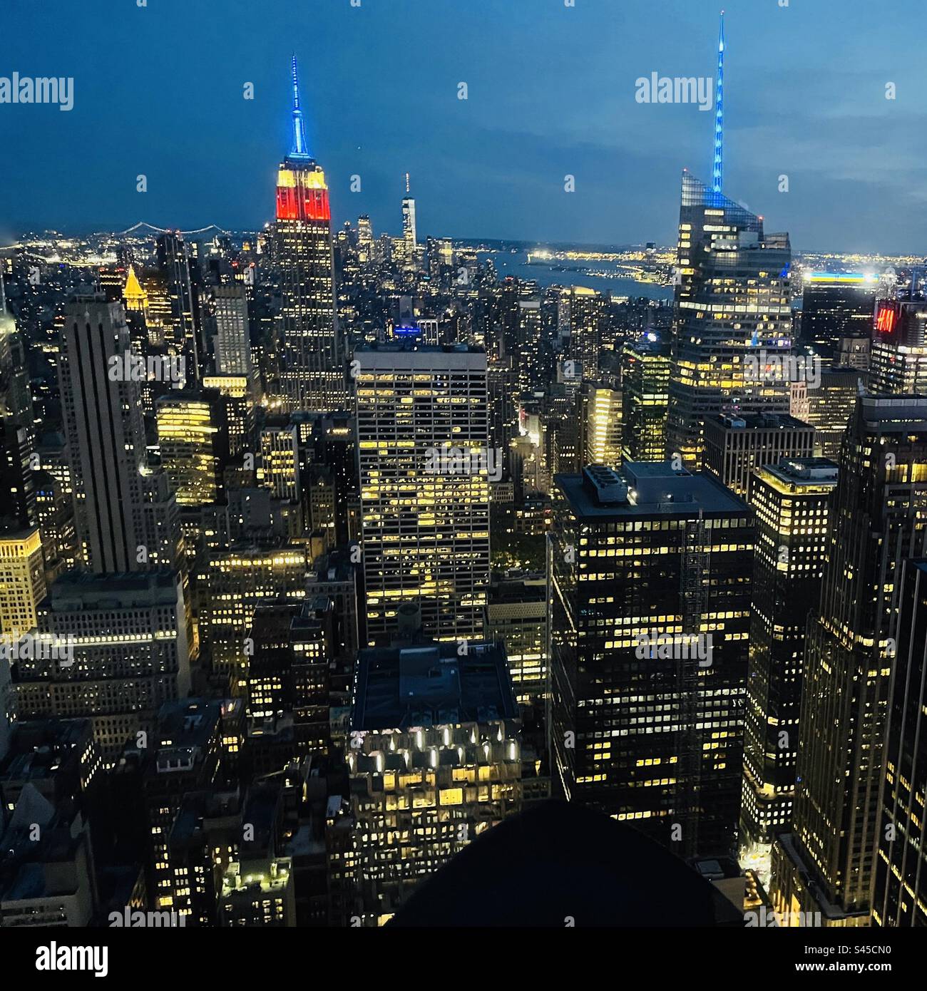 Horizonte de Nueva York por la noche desde lo alto de la roca Foto de stock