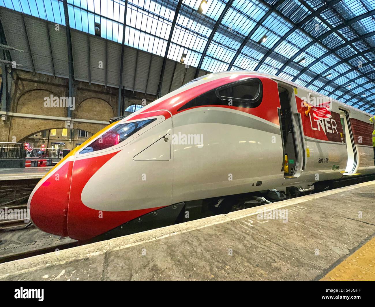 Tren de alta velocidad operado por LNER en la estación de tren de King's Cross en Londres Foto de stock