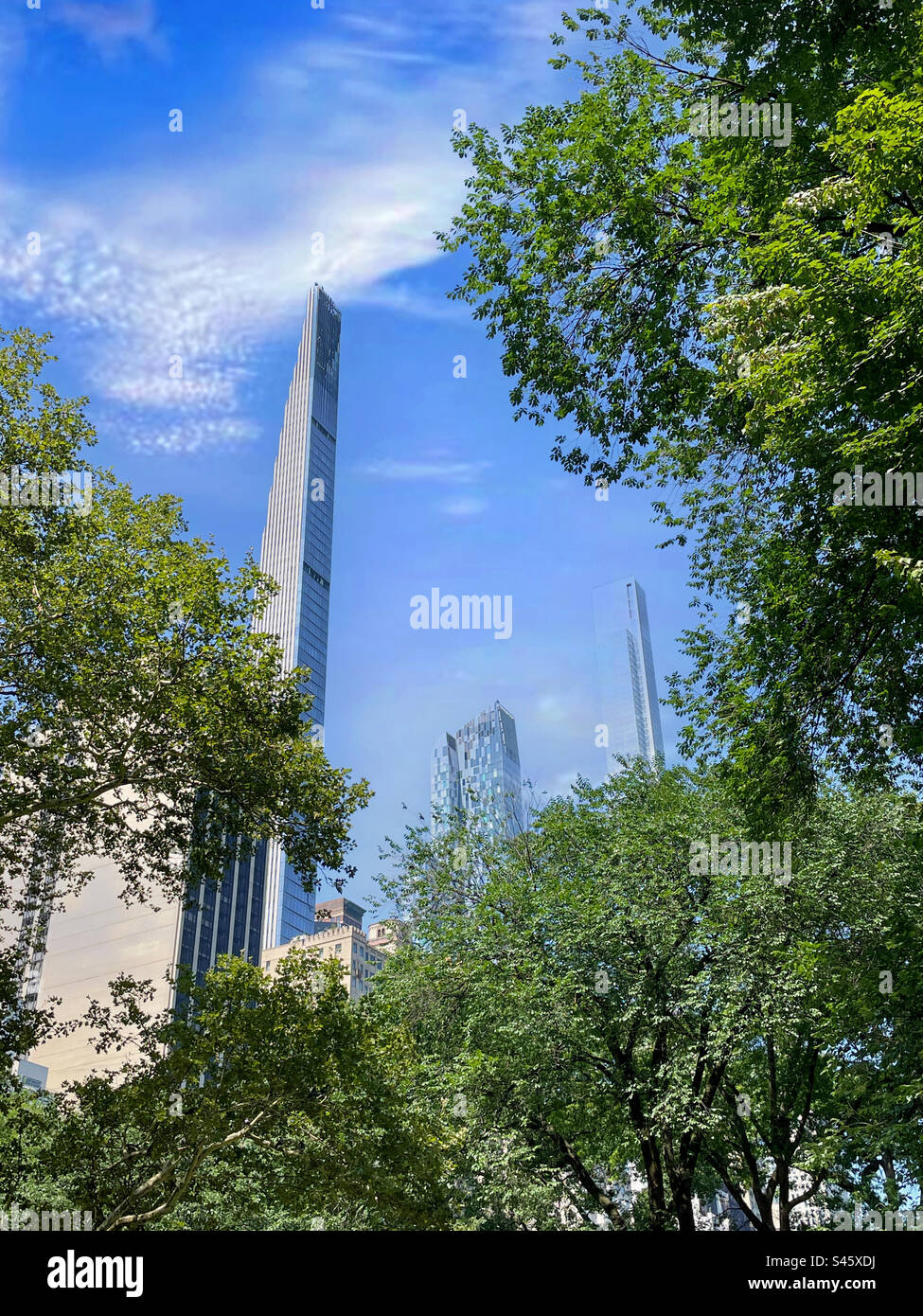 Steinway Tower y otros rascacielos vistos desde el parque central en una tarde de verano de 2023, Nueva York, EE.UU Foto de stock