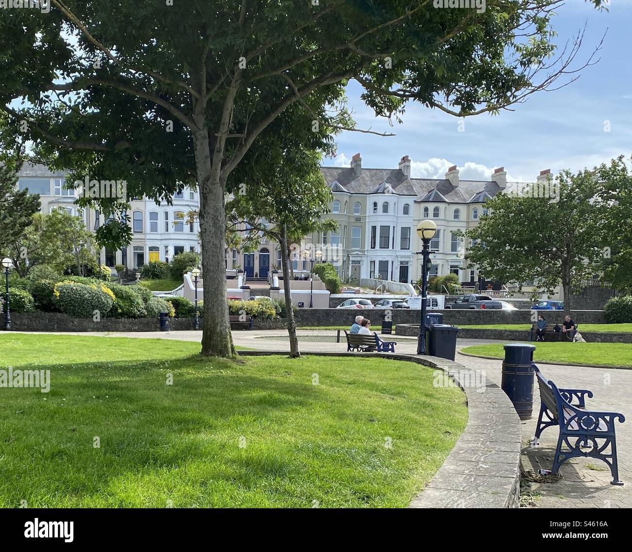 Escena pacífica en Queen’s Parade, Bangor, Irlanda del Norte, cerca del puerto deportivo. Los edificios históricos del siglo XIX tienen vistas al paseo marítimo y están siendo remodelados para mostrar sus elegantes características. Foto de stock