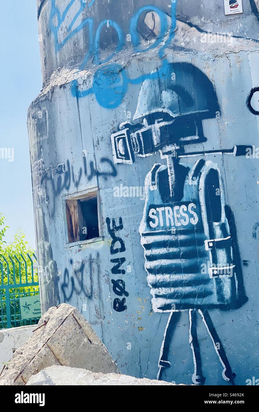 Murales coloridos pintados en la barrera de seguridad israelí en Belén, Palestina. Foto de stock