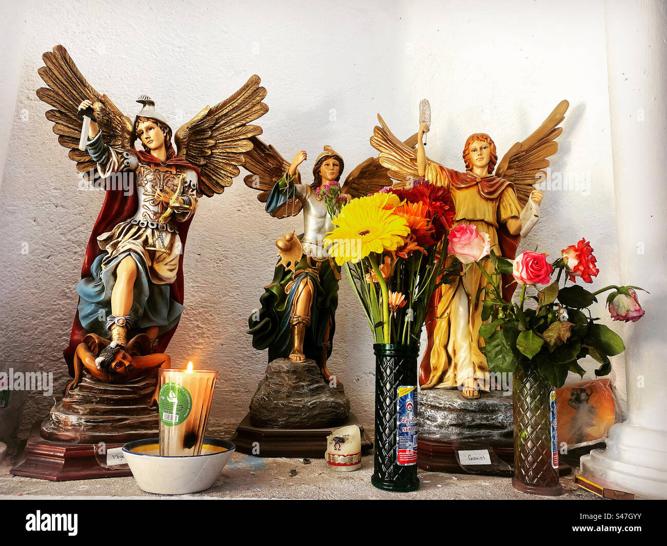 Esculturas de San Miguel, izquierda, San Rafael, centro, y San Gabriel en una iglesia en Querétaro, México Foto de stock