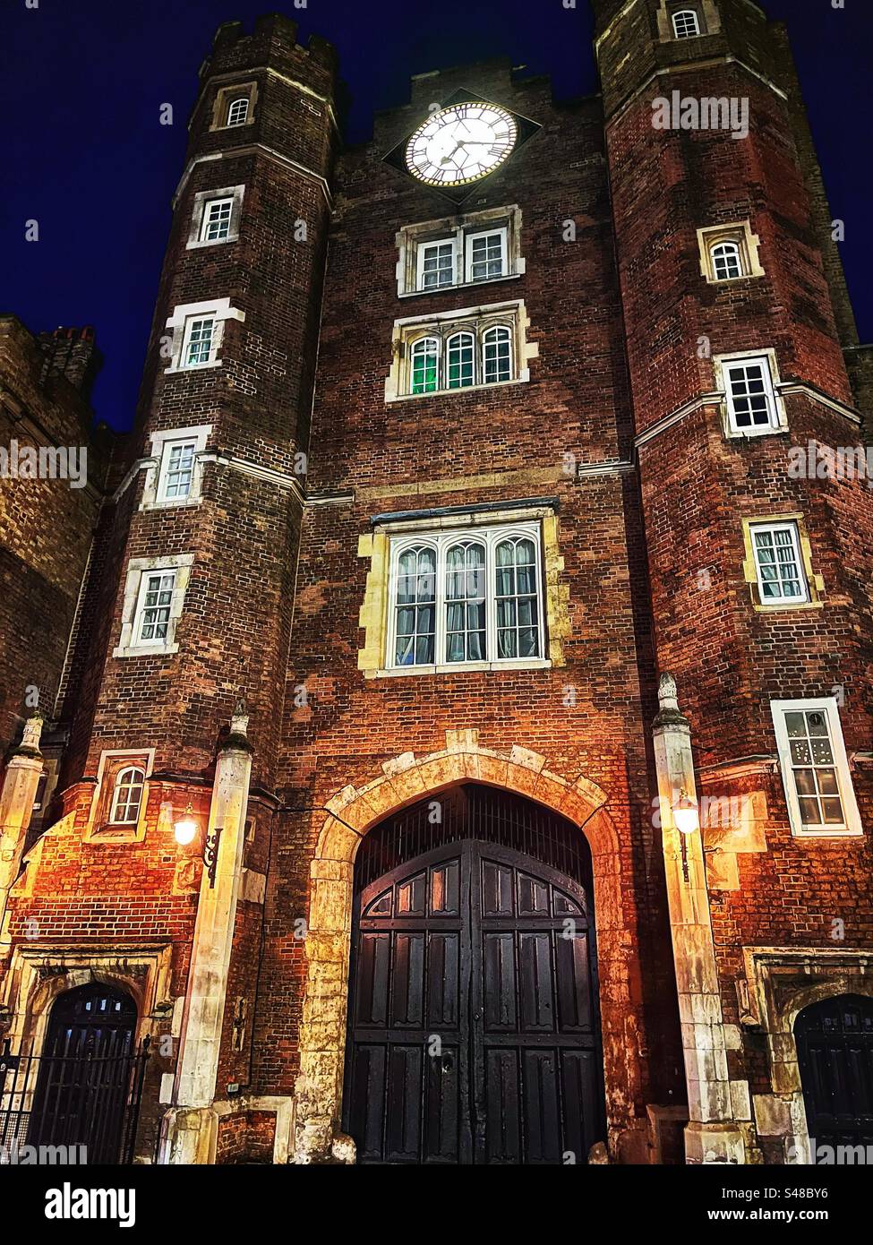 La torre principal del reloj y la puerta de entrada en el Palacio de St James en Londres visto por la noche. Este sigue siendo el hogar de la Corte Real. Foto de stock