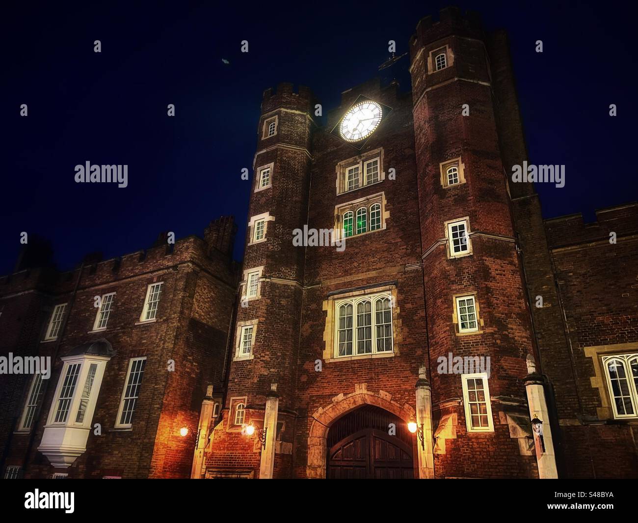 Una perspectiva del Palacio de St James vista por la noche en Londres. Foto de stock