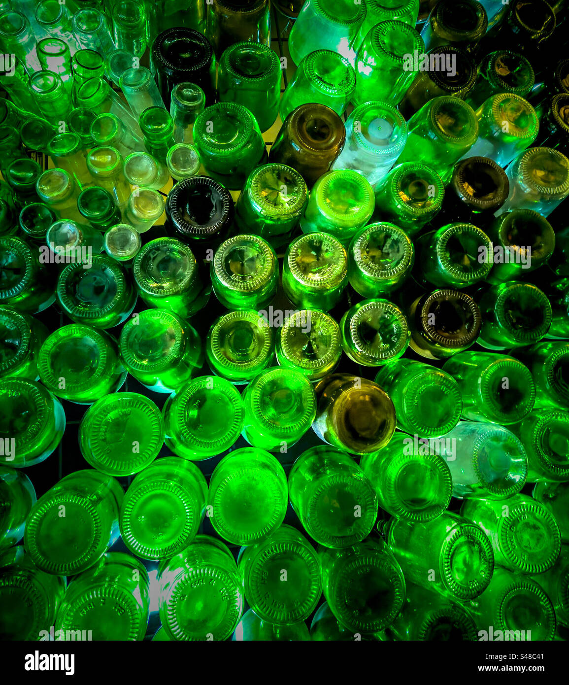 https://c8.alamy.com/compes/s48c41/variedad-de-botellas-de-vidrio-verde-reutilizadas-y-reutilizadas-para-la-decoracion-s48c41.jpg