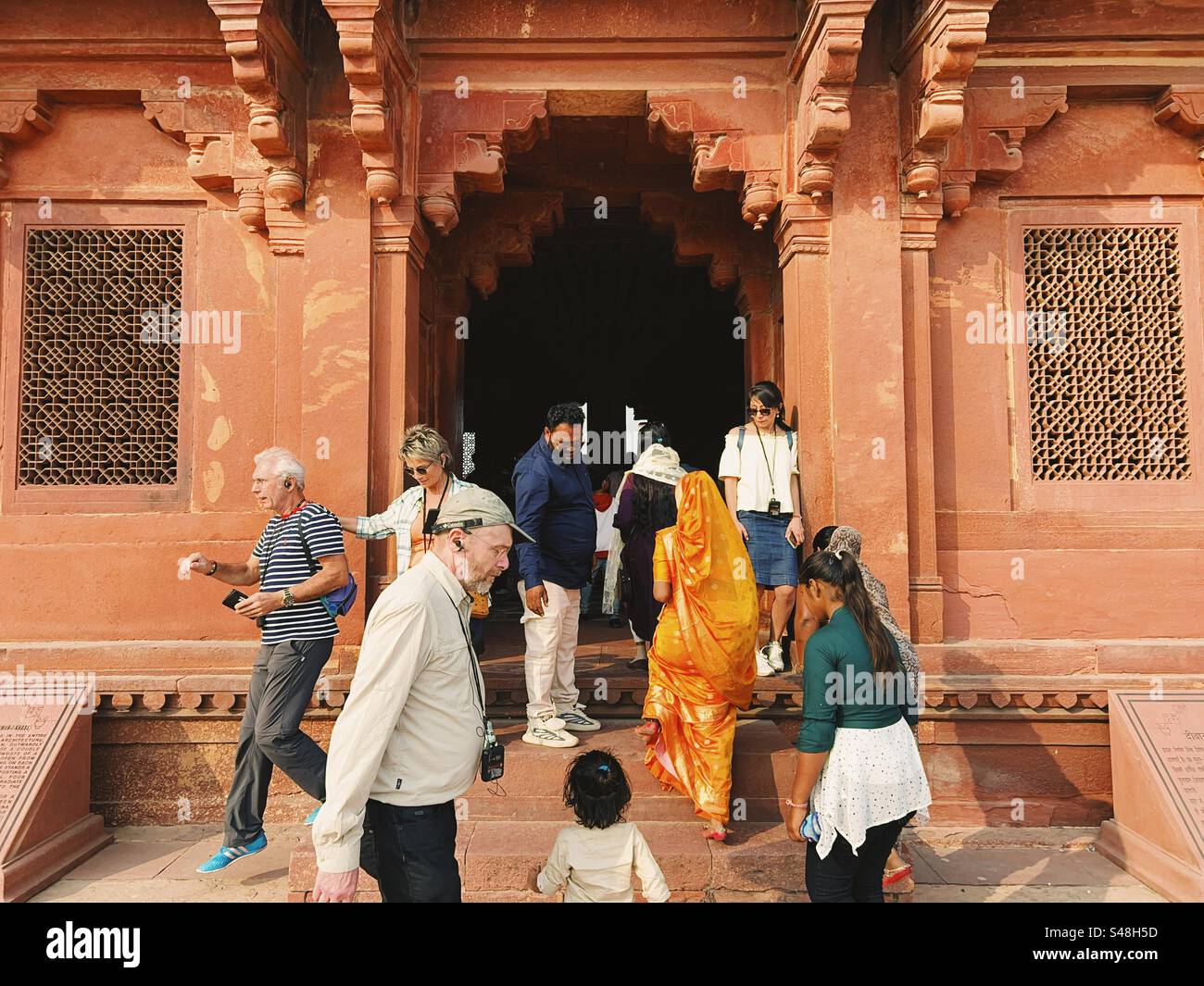 Turistas extranjeros e indios en la India en el palacio del emperador